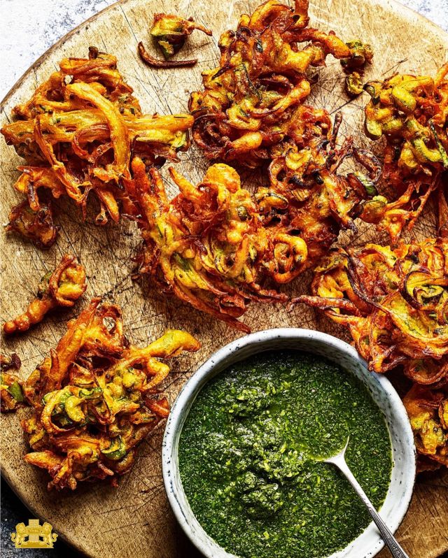Tucking in to fresh spring onion bhajis, with a mint and coriander chutney today, made with our gram flour ✨ #ViraniGramFlour